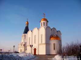 Памятник апл Курск находиться рядом с храмом спас на водах .