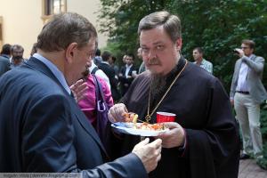 Фото Чаплина, вкушающего что Бог послал(видимо заморских креветочек)на приеме у Американского посла в Москве в Спасо-Хаусе на Арбате.