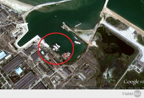 находится он не "где–то на берегах Каспийского моря", а в городе Каспийске. Хорошо виден на спутниковых снимках Гугла.
