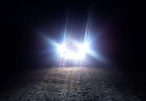 К последнему. Еду раз ночью по незнакомой дороге... на повороте кто-то начинает слепить, причем конкретно так... раз моргнул дальним, второй - без толку. Ну я тоже врубил дальний... через пару секунд слышу ту-тууууу... Поезд, сцука! 
Потом выяснил, что в том месте ж/д под малым углом к автодороге, а потом идет вдоль... В общем, такой казус получается :)