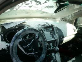 краска на заднем сидении? - пффф! 
к нам лексус привозили летом, дядька краску вёз в багажнике и попал в ДТП. машину страховая приговорила на утилизацию. отчистить не возможно, а замены требуют все салонные элементы)))