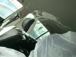 краска на заднем сидении? - пффф! 
к нам лексус привозили летом, дядька краску вёз в багажнике и попал в ДТП. машину страховая приговорила на утилизацию. отчистить не возможно, а замены требуют все салонные элементы)))