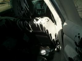 краска на заднем сидении? - пффф! 
к нам лексус привозили летом, дядька краску вёз в багажнике и попал в ДТП. машину страховая приговорила на утилизацию. отчистить не возможно, а замены требуют все салонные элементы)))