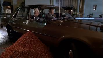 Кто помнит "Голый пистолет"?
Там герой Нильсена не слабо намусорил в окошко машины :)