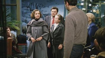 — Где директор рынка? Дайте мне его! Я из него мясной ряд сделаю!
— Пожалуйста. Делайте из меня мясной ряд. Почём же вы будете брать за кило, не знаете? Я вам скажу. Вот эта вот часть, вот эта вот, называется голяшка. Здесь не дороже трёх рублей. Идёт только на студень. Дальше…
— Я знаю
— Вы не знаете. Это огузок. Огузок. Здесь вы можете взять и по четыре рубля. Идёт и на первое, и на второе.
— Ничего огузок.
— Дальше вы знаете. Это задняя часть. Все всегда любят именно заднюю часть. Там много мяса и мало костей. Можно содрать и по пять, и по шесть рублей.
— Какая бесстыжая баба!