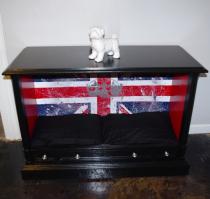 console tv это старые американские телевизоры. Они не из деревянного массива, а из дсп (что делает их не менее тяжелыми и опасными в эксплуатации). Я из такого, только побольше сделала...кровать для собак.