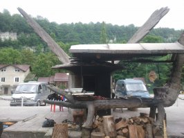 На самом деле это кафе. Там рядом ещё мангал-крокодил, орел и осел. Все из бетона.