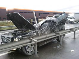 Три года назад мы с женой врезались в стоящий в левом ряду самосвал ...
отделались легкими травмами 
машина -в металлолом !
все потом люди и гаишники удивлялись, что спасатели извлекли из машины живых людей( без сознания) -все были уверены что там два трупа!!!
Долго хотел купить нового гелентвагена, но друзья убедили купить новый patrol...