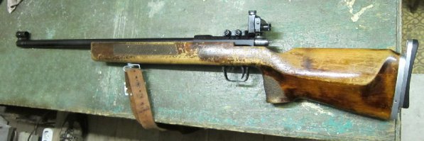 Мы в школьном тире стреляли из СМ-2 с диоптрическим прицелом. Раз, помню тренер заболела, вел какой-то другой дядька, он нам выдал почему-то ТОЗики и заставил стрелять лёжа с упора. Не понравилось: ни с упора стрелять, ни ТОЗики-слишком большая отдача у них была.
А СМ-ки у нас были вот такие(с логотипом VOSTOK):