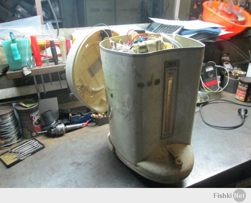 На работе ребята с другого участка принесли на ремонт термопот (чайник-термос). 
Производитель честный, сразу предупредил, что ремонтировать не стоит.