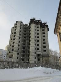 У нас с 1997 года стоит недострой «Монолит» (по технологии строительства прозвали), практически в центре города, любимое место бомжей, паркурщиков, гопников. Суицидников с него снимали. 17 лет под дождем, снегом и ветрами. А вокруг жилые дома. Если эта халабуда набок завалится ...