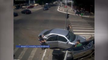 Хотя и у края дороги, тем не менее он стоял на тротуаре. 
Да и если бы он был в 3 метрах от проезжей части, судя по видео испугом не отделался бы, хорошо что жив остался.
P.S. За рулем баба, в машине ребенок и ломится, сука, на красный ...