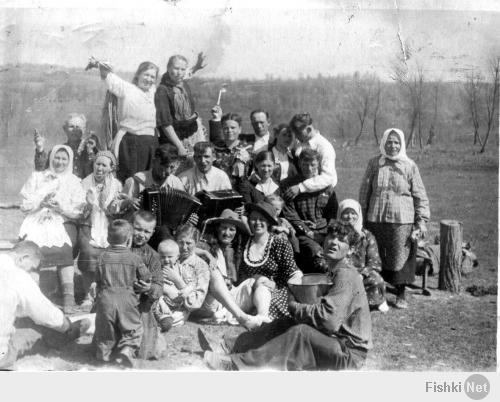 Свадьба 1965 год (поселок Магнитка, Челябинская обл.)
Не совсем застолье, но ...:)