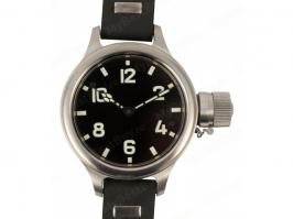 « Модель 191 ЧС (именно так назывались эти «суровые уральские» часы) обладала весом в 250 граммов, а диаметр составлял 60 мм – и это без учета головки! Такие размеры  часов были сделаны для того, чтобы разместить в них механизм от танковых часов. Корпус изготавливался из нержавеющей стали, и часы заслуженно считались «неубиваемыми».
Так как часы предназначались для работы на глубинах до 100 метров, где достаточно темно – циферблат должен был светиться. Но как он светился! В краску, которой рисовались цифры, добавлялись соли радия! Думаю не стоит пояснять, что соли радия являются радиоактивным веществом.
Из «рассекреченных хроник» известно, что над лицевой частью часов счетчик Гейгера показывал до 8000 (!) микрорентген в час – в то время, как обычный природный фон – 15-30 микрорентген.  Но не стоит считать советских конструкторов неучами и извергами: учитывая рассеивание гамма-лучей, уже в 10 – 20 сантиметрах от лицевой стороны излучение падает до 200 микрорентген. Ну а на расстоянии в один метр вообще не несет никакого вреда для здоровья.
Данная модель выпускалась в Златоусте до первой половины 70-х годов прошлого столетия. Но благодаря своим качествам данные часы не были забыты, более того – они обрели статус «Легенда»! Причем не только в России, но и на Западе, причем именно там (!) в большей степени!
В целом, это легко объяснимо: холодная война на тот момент была в разгаре, информация искажалась и в радиоактивные часы верилось, мягко говоря, с трудом. Причем не только простым обывателям, но и коллекционерам, что заставляло их активно интересоваться данным вопросом – т.е. осуществлять СПРОС.
Под влиянием этого СПРОСА спустя 20 с лишним лет – в 2003 году появилось и предложение от швейцарской компании с американским руководством Invicta: серия Russian Divers , которая являлась копией 191-ЧС. Но лишь снаружи – механизм у них был свой, ну и ,конечно, отличительной чертой являлось отсутствие солей радия . Кроме того, в погоне за эргономичностью диаметр Russian Divers  был уменьшен на 8 мм.
Дабы завоевать аудиторию, на Russian Divers  имелась маркировка на циферблате «ВМФ СССР»– но это лишь, так называемые, понты. »

От себя добавлю, сейчас ЗЧЗ возобновил их выпуск, размер, вес и отсутствие каких-либо надписей на циферблате, только цифры,  как у тех самых часов. Ну и без радиоактивных элементов, естественно.