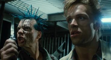 «В качестве оператора радара снялся известный в будущем актёр Билл Пэкстон.»
Он ещё в «Терминаторе» со Шварцем засветился, в роли панка. :) А в том же 1985 у того же Кэмерона в «Чужих», уже не в эпизоде.