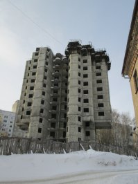 У нас такой стоит, в народе именуется «монолит», по технологии строительства. В начале 90-х начали строить, потом забросили, вокруг уже другие дома, кирпичные и панельные. Сносить опасно, с тех пор торчит посреди района.
