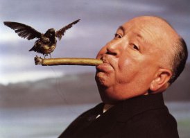 У Хичкока был саспенс, постепенное нагнетание атмосферы ужаса, страха, без выпрыгивающих из-за угла мертвецов или вампиров. Только игра актёров, работа оператора и грамотный монтаж. Ну и сам Хичкок над всем этим процессом! Сорри, про звукорежиссёра забыл (звук играет далеко не последнюю роль).  
Единственное, что могу вспомнить на вскидку - высохшая мумия в «Психо» (1960) и выклеванные глаза в «Птицах» (1963),  и то это было в кадре на пару секунд. И никаких спецэффектов, как здесь.
Не знаю, когда появился термин «чёрный юмор», но начиная с 20-х годов ХХ века в его фильмах сочетание расследования убийства и шуток на эту же тему стало его фишкой в каждой картине.  ;)
P.S. Заголовок невпопад, за короткометражку +!