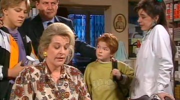 Во времена сухого закона спиртосодержащие товары продавали через аптеки, видимо с тех пор и повелось. А если верить Рэю Бредбери (Вино из одуванчиков), там же можно было купить и мороженое. В принципе правильный ход - съел мороженое, горло заболело, пришёл к ним же за лекарством!   ;)
P.S. Спасибо, напомнили про испанскую «Farmacia de guardia» надо пару серий посмотреть!