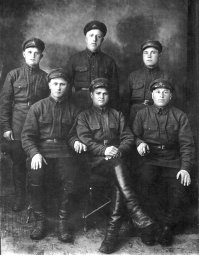 Из домашнего архива, не знаю кто эти люди, родственники или знакомые, но бабушки с дедушками эти фото бережно хранили.