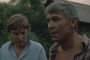 «Зеркало для героя» 1987г.
- Надо же, оба живы, и пахан и мама ... И я маленький бегаю ...