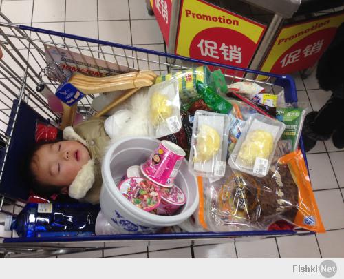 Сфотал в китае, почти в каждом супермаркете видел спящих детей заваленых товаром.
