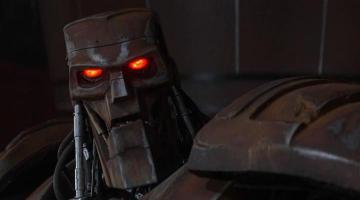 Напомнило робота из "Судья Дред"