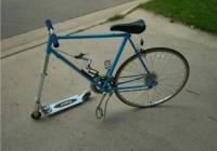 диалог девушки и парня:
 - привет, приезжай в гости?
 - да у меня велик сломался...
 - мама с папой уехали на дачу...
-