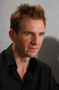 Милн похож на актера Р. Файнса