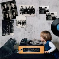 Трогательная дружба маленькой девочки и котиков