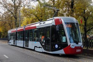 Вот недавно у нас в районе появились вот такие трамвайчики, довольно неплохо выглядят, внутри тепло, комфортно, незнаю зачем лепить что-то дорогое, ну если только на экспорт.
если что - трамвай курсирует с северной верфи - автово - континент - окей))