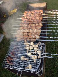 А мы вот так отдыхаем, говяжья печень, карбонат, ну и сосиски под пиво соседу