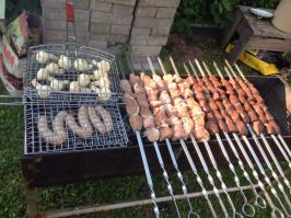 А мы вот так отдыхаем, говяжья печень, карбонат, ну и сосиски под пиво соседу