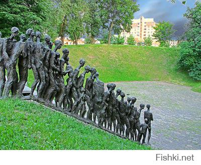 Это тоже могло бы показаться смешным.Но это памятник расстрелянным фашистами евреям в Минске.