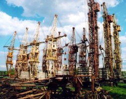 Ничего удивительного.Под Минском есть кладбище башенных кранов.