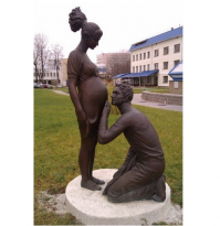 Памятник беременной женщине.