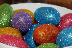 Несколько интересных способов покраски пасхальных яиц