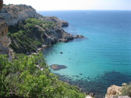 Добавлю немножко тухлой отсебятины. Мое фото на говномыльницу, 2010 год. Мыс Фиолент близ Севастополя. На зависть всем тем, кто говорит, что у нас нет по-настоящему красивой природы.