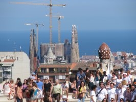 Снаружи необычно и мрачновато! Но размах! Внутрь не успели с женой попасть! Фото делал из парка Гуэля. Красиво там...