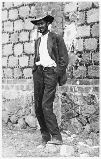 У ободранной каменной стенки построился
с сигарой в зубах, длинный пепел не стряхивая,
капитан (мексиканец) Фортуно Сарано
на расстрел. Вроде утро, довольно рано.
Впрочем, это не очень важно. Но важно,
как он танцует... этот мексиканец...
замерев неподвижно, идеально отважно,
сумасшедшей силы предсмертный танец!
Как он смотрит на них!.. Впрочем, нынче на нас!
Изумительный взгляд - в чистом виде достоинство!
Я завидую тебе, капитан! Без прикрас,
изящно и просто ты на вечность настроился...

Ю.Цыганков
(10.2004)