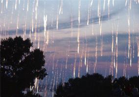 В детстве наблюдал подобное явление, только в меньших размерах: огненные капли как-бы "отрывались" от ЛЭП 380В. До сих пор я думал, что это были шаровые молнии.