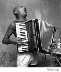 Он держит своих уток в ежовых рукавицах