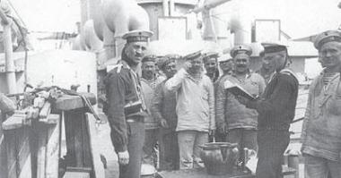 Всё правильно, мой дед был электриком на Марате, а как разбомбили линкор, их послали пехотой. Их униформа была уникальной чёрной и синей. А белая это либо форменка, либо обычная полотняная рубаха(типа рабочей, не парадной одежды).