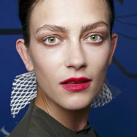 Спорные советы. Конечно, тенденциями стоит интересоваться, но на мой взгляд, лучше накраситься не модно, но именно так, как тебе ИДЕТ. Уж лучше проверенным способом, чем вот так - красные воспаленные невыспавшиеся глаза и цвет помады старит