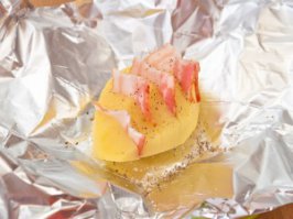 Подтверждаю для тех, кто планирует готовить - это ОЧ вкусно и несложно. Только я запекаю в фольге, а потом уже на пропеченную горячую картофелину - зелень с сыром. Как говорится, ум отъешь!