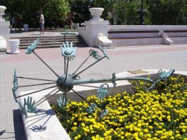 30 апреля 2013 года, в ходе визита в Севастополь делегации Правительства Москвы во главе с руководителем Департамента внешнеэкономических и международных связей города Москвы Сергеем Череминым, был представлен подарок от Правительства Москвы ко Дню города Севастополя – садово - парковая композиция «Символ Доброты и Детства – Одуванчик» (литье, бронза, высота 3 м, вес 250 кг). Автор – известный скульптор Григорий Потоцкий. 
Памятник «Одуванчик» впервые был открыт 20 октября 2007 г. в Таллине, как символ Доброты, отражение хрупкости и необходимости беречь дружбу. Это символ Доброты, Любви, Дружбы, Единения. Идея памятника состоит в том, что каждая тычинка одуванчика — это раскрытая в приветствии ладошка, на которой нарисован глаз, как символ открытого сердца. Если мы будем добрыми по отношению друг к другу, это укрепит взаимопонимание между нами, ведь Доброта — это основное понятие гармонии человеческих взаимоотношений.
Памятник установлен в городах: Таллин (Эстония, 2007 г.), Николаев (Украина, 2008 г.), Юрмала (Латвия, 2008 г.), Рач (2008 г.) и Гросгмайн (2009 г.) (Австрия), Вал - де - Зер (Франция, 2009 г.), Гуанчжоу (Китай, 2009 г.), Москва (Россия, 2010 г.), Степанаке́рт (Нагорный Карабах, 2010 г.), Женева (Швейцария, 2010 г.), Кито (Эквадор, 2011 г.), Себу (Филиппины, 2011 г.), Родос (Греция, 2011 г.).
Инициатор проекта —  Григорий Потоцкий – автор более 70 памятников, президент и основатель Международной Академии Доброты, которая проводит большую благотворительную программу «В России по - доброму, из России с добротой».
Правда, потом его разгромили какие - то варвары...