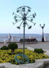 30 апреля 2013 года, в ходе визита в Севастополь делегации Правительства Москвы во главе с руководителем Департамента внешнеэкономических и международных связей города Москвы Сергеем Череминым, был представлен подарок от Правительства Москвы ко Дню города Севастополя – садово - парковая композиция «Символ Доброты и Детства – Одуванчик» (литье, бронза, высота 3 м, вес 250 кг). Автор – известный скульптор Григорий Потоцкий. 
Памятник «Одуванчик» впервые был открыт 20 октября 2007 г. в Таллине, как символ Доброты, отражение хрупкости и необходимости беречь дружбу. Это символ Доброты, Любви, Дружбы, Единения. Идея памятника состоит в том, что каждая тычинка одуванчика — это раскрытая в приветствии ладошка, на которой нарисован глаз, как символ открытого сердца. Если мы будем добрыми по отношению друг к другу, это укрепит взаимопонимание между нами, ведь Доброта — это основное понятие гармонии человеческих взаимоотношений.
Памятник установлен в городах: Таллин (Эстония, 2007 г.), Николаев (Украина, 2008 г.), Юрмала (Латвия, 2008 г.), Рач (2008 г.) и Гросгмайн (2009 г.) (Австрия), Вал - де - Зер (Франция, 2009 г.), Гуанчжоу (Китай, 2009 г.), Москва (Россия, 2010 г.), Степанаке́рт (Нагорный Карабах, 2010 г.), Женева (Швейцария, 2010 г.), Кито (Эквадор, 2011 г.), Себу (Филиппины, 2011 г.), Родос (Греция, 2011 г.).
Инициатор проекта —  Григорий Потоцкий – автор более 70 памятников, президент и основатель Международной Академии Доброты, которая проводит большую благотворительную программу «В России по - доброму, из России с добротой».
Правда, потом его разгромили какие - то варвары...