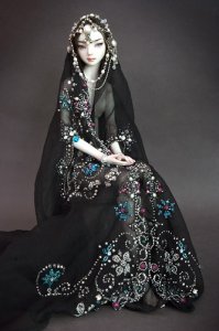 А я восточных красавиц собираю, так сказать узкоспециализированно, а то всех персонажей собирать - никаких денег не хватит