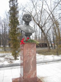 Памятник у павильона № 8 на ВВЦ, Москва.