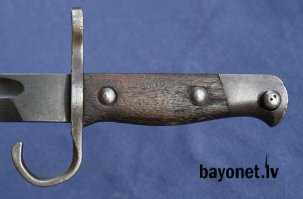 Но скорей всего, все-таки, "Арисака".
"Штык образца 1923 года к винтовке системы Арисака Тип 66

Штык образца 1923 года использовался с винтовками Тип 66 производившимися для Сиама в Японии на токийском артиллерийском арсенале Коисикава с 1924-го по 1928-й год. Винтовка Тип 66 является сильно модернизированной винтовкой Тип 38 (образца 1905 года) системы Арисака, принятой в то время на вооружение армии и флота Японии. Штык образца 1923 года также разработан на основе японского штыка Тип 30 и отличается от прототипа формой и размером клинка, способом крепления лопасти к ножнам и большим диаметром внутреннего кольца в крестовине, из-за большего калибра сиамских боеприпасов. Всего было произведено около 50 000 винтовок со штыками. Не существует единого мнения, где производились штыки, в артиллерийском арсеналде в Токио, на Королевском сиамском арсенале в Банкоке или на обоих заводах.

Штыки данной модели могут отличаться друг от друга некоторыми деталями, самыми заметными из которых являются различные формы винтов крепящих щечки рукояти и наличие или отсутствие у этих винтов характерных для ранных японских штыков Тип 30 овальных гаек.

Клинок штыка однолезвийный, с долом с обеих сторон. Боевой конец двулезвийный. Рукоять образована двумя деревянными щечками, скреплёнными с хвостовиком двумя винтами. В головке рукояти Т-образный паз и пружинная защёлка с внутренним расположением спиральной пружины. Крестовина с загнутым вперёд концом и с кольцом для ствола со стороны обуха клинка. Ножны стальные с крючком и с шариком на конце.

Маркировка на штыке может полностью отсутствовать или состоять из номера на головке рукояти, номер состоит из тайских цифр. .

Общая длина: 410 мм

Длина клинка: 295 мм

Ширина клинка: 25 мм

Внутренний диаметр кольца в крестовине: 15.7 мм "