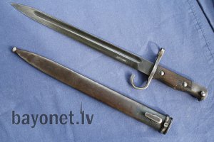 Но скорей всего, все-таки, "Арисака".
"Штык образца 1923 года к винтовке системы Арисака Тип 66

Штык образца 1923 года использовался с винтовками Тип 66 производившимися для Сиама в Японии на токийском артиллерийском арсенале Коисикава с 1924-го по 1928-й год. Винтовка Тип 66 является сильно модернизированной винтовкой Тип 38 (образца 1905 года) системы Арисака, принятой в то время на вооружение армии и флота Японии. Штык образца 1923 года также разработан на основе японского штыка Тип 30 и отличается от прототипа формой и размером клинка, способом крепления лопасти к ножнам и большим диаметром внутреннего кольца в крестовине, из-за большего калибра сиамских боеприпасов. Всего было произведено около 50 000 винтовок со штыками. Не существует единого мнения, где производились штыки, в артиллерийском арсеналде в Токио, на Королевском сиамском арсенале в Банкоке или на обоих заводах.

Штыки данной модели могут отличаться друг от друга некоторыми деталями, самыми заметными из которых являются различные формы винтов крепящих щечки рукояти и наличие или отсутствие у этих винтов характерных для ранных японских штыков Тип 30 овальных гаек.

Клинок штыка однолезвийный, с долом с обеих сторон. Боевой конец двулезвийный. Рукоять образована двумя деревянными щечками, скреплёнными с хвостовиком двумя винтами. В головке рукояти Т-образный паз и пружинная защёлка с внутренним расположением спиральной пружины. Крестовина с загнутым вперёд концом и с кольцом для ствола со стороны обуха клинка. Ножны стальные с крючком и с шариком на конце.

Маркировка на штыке может полностью отсутствовать или состоять из номера на головке рукояти, номер состоит из тайских цифр. .

Общая длина: 410 мм

Длина клинка: 295 мм

Ширина клинка: 25 мм

Внутренний диаметр кольца в крестовине: 15.7 мм "